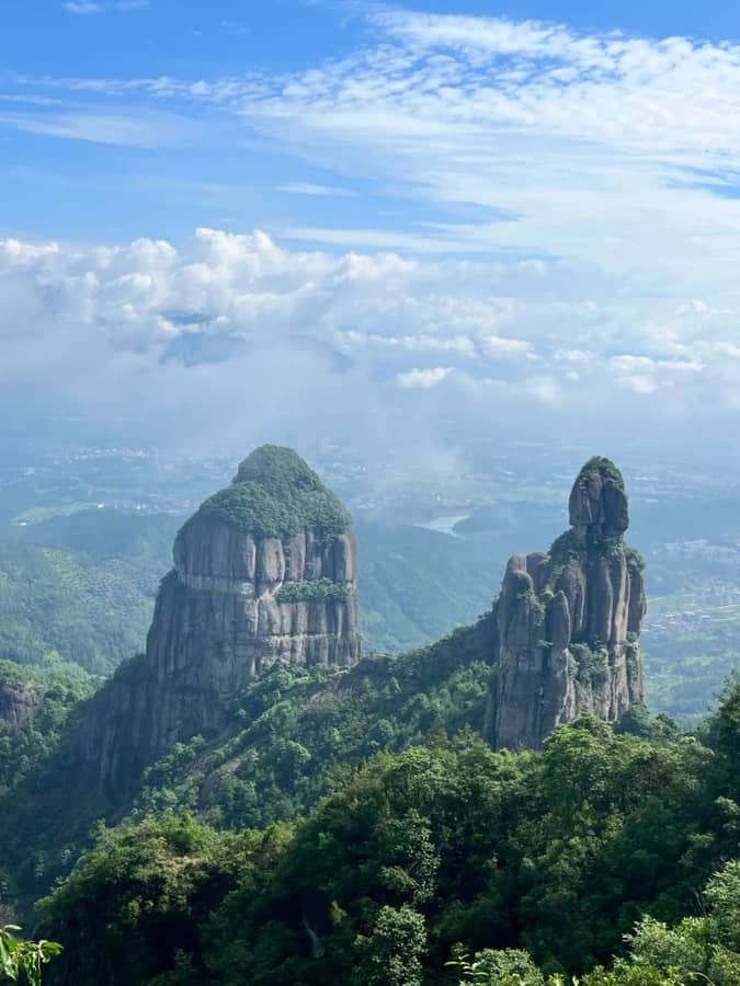 台州仙居饭蒸岩:云雾中的火山岩孤峰与悬崖栈道挑战级路线